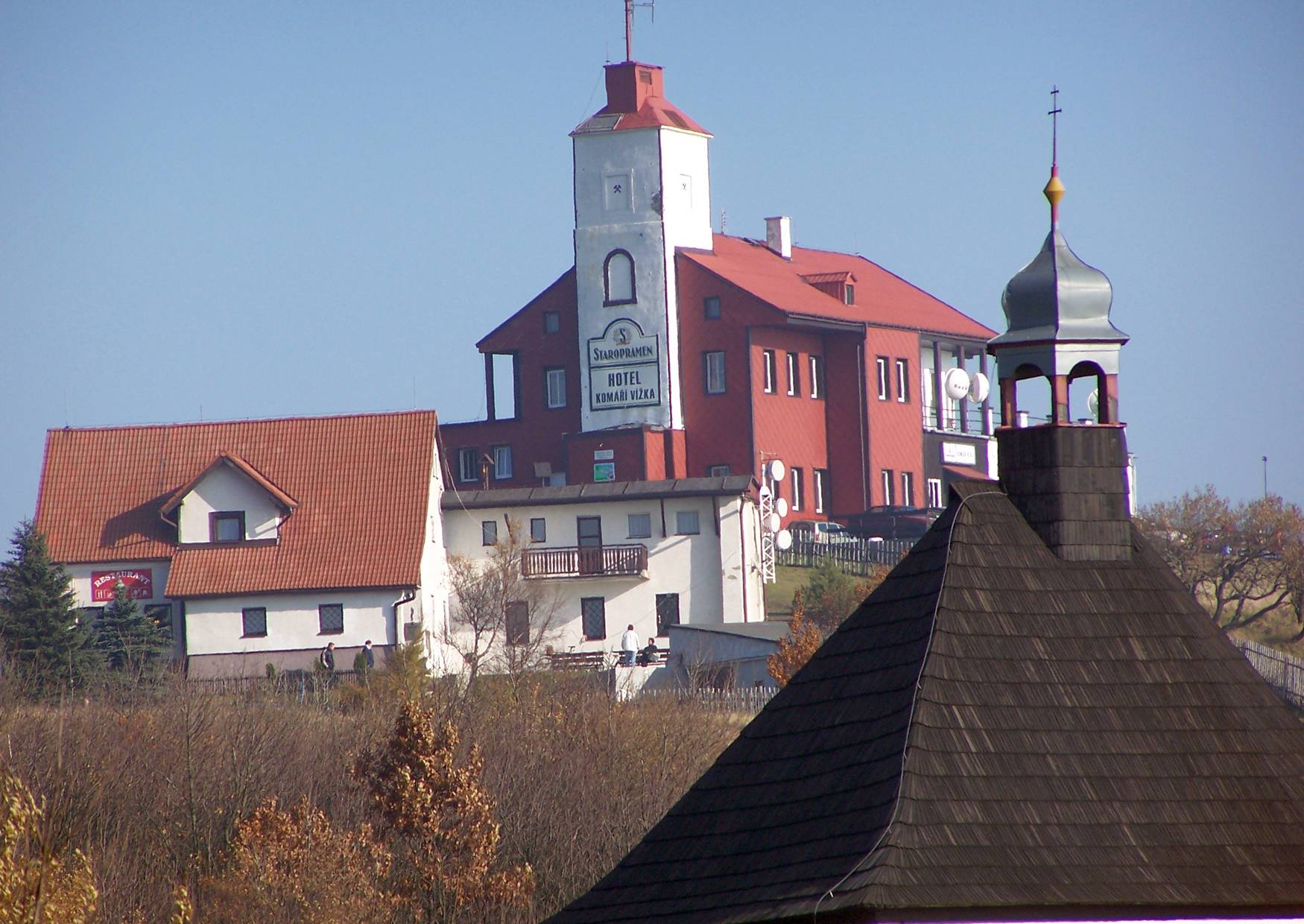 An der Kirche vor dem Mückentürmchen